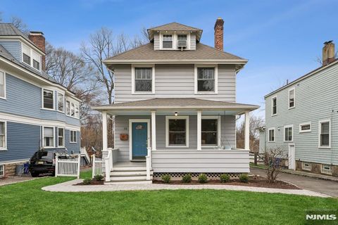 Photo of 33 Woodland Avenue, Glen Ridge, NJ 07028 (MLS # 26008625)