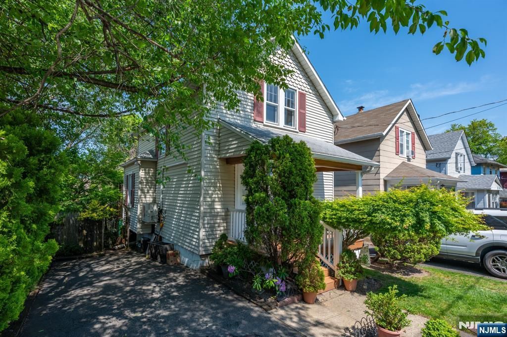 Photo of 26 Cumberland Avenue, Verona, NJ 07044 (MLS # 26018674)