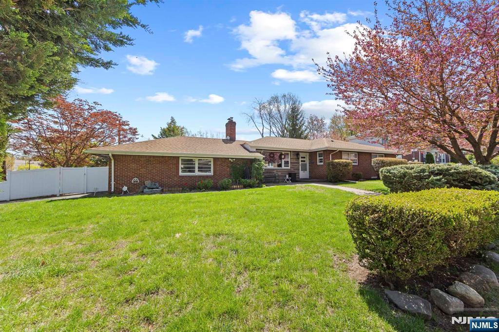 Property for Sale at 868 Oak Avenue, Maywood, New Jersey - Bedrooms: 3 
Bathrooms: 3 
Rooms: 9  - $699,000