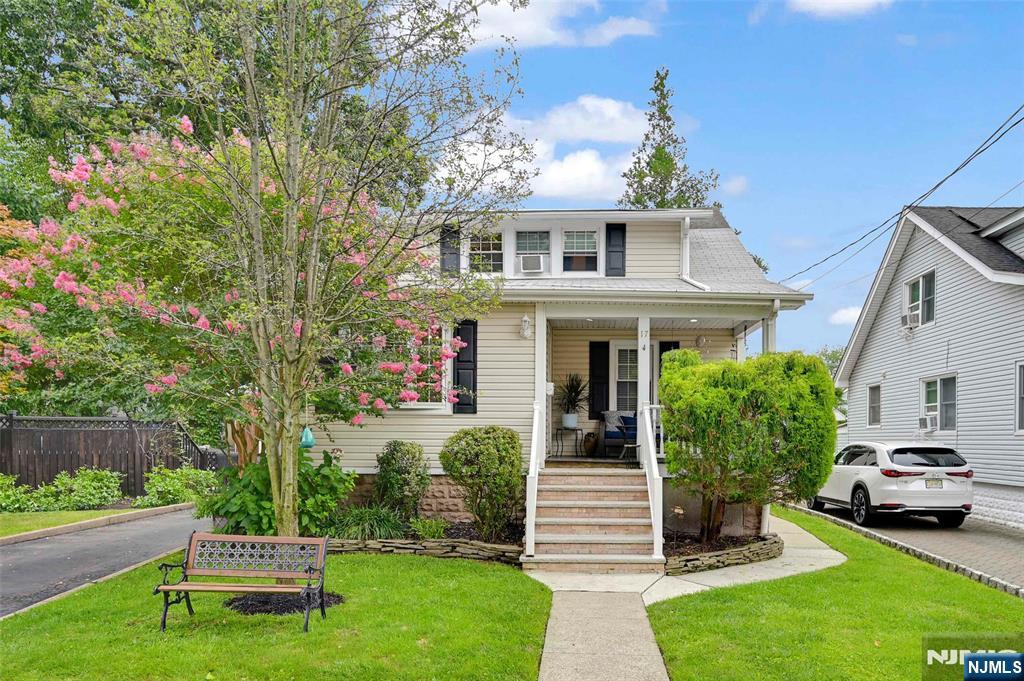 17 Oneida Avenue