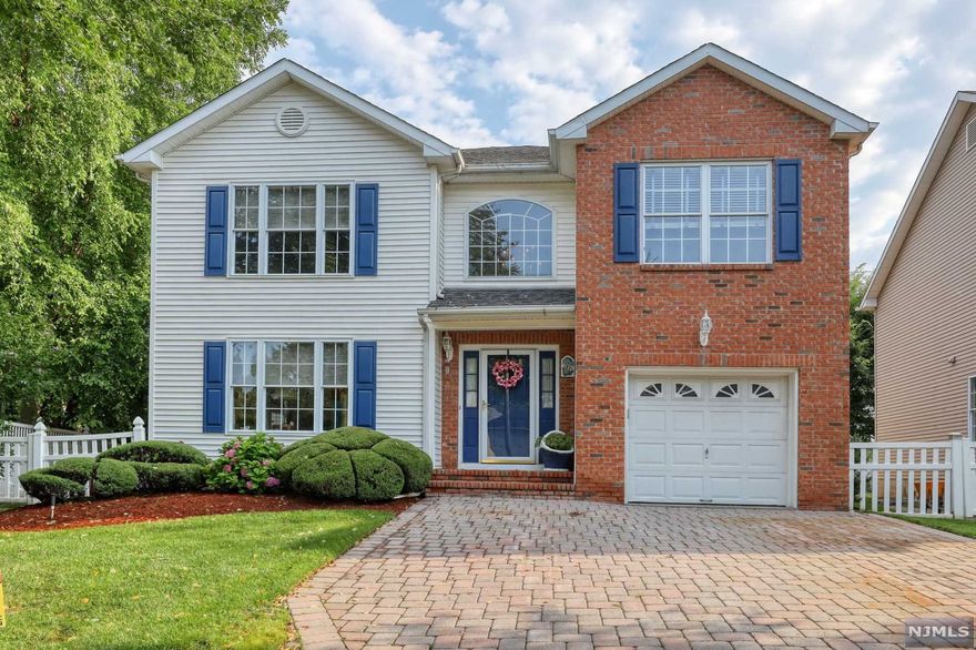 STUNNING COL IN CUL-DE-SAC. EF HAS A BEAUTIFUL BRASS CHANDELIER, LRG UPDATED MEIK, ST STEEL APPL & ISLAND W/ GRANITE CNTRPS. EIK W/DINETTE. FDR, LR, .5 BATH, MBR WITH MBATH AND HRDWD FLS; 3 OTHER BR'S & F BATH. BASEMENT IS FULL & PART-FIN W/ LNDRY. HOT TUB, FENCED & NICELY LANDSCAPED W/ PATIO & PAVERS. 2- ZONE HT & C-AIR. NYC BUS AT CORNER. A MUST-SEE!