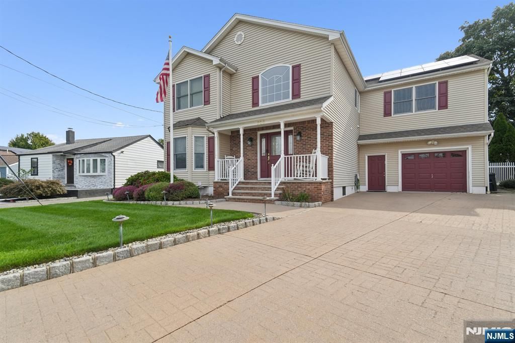 Photo of 252 S Boulevard Blvd, Saddle Brook, NJ 07663 (MLS # 25035409)