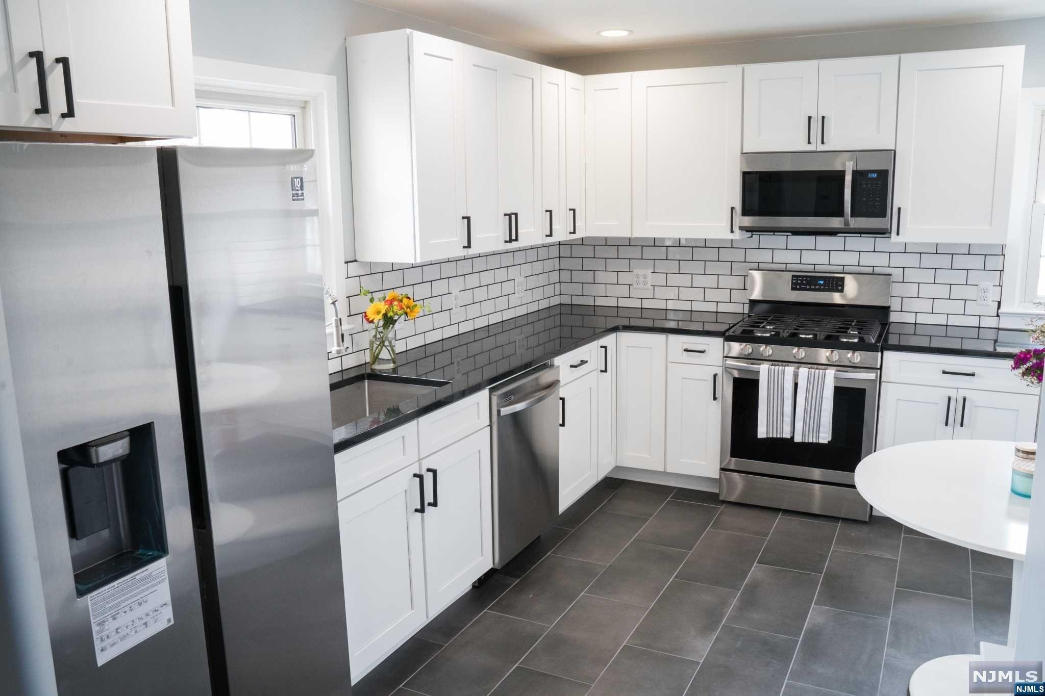 Hawthorne, New Jersey 07506, United States, 2 Bedrooms Bedrooms, ,1 BathroomBathrooms,Residential,Pending,27788