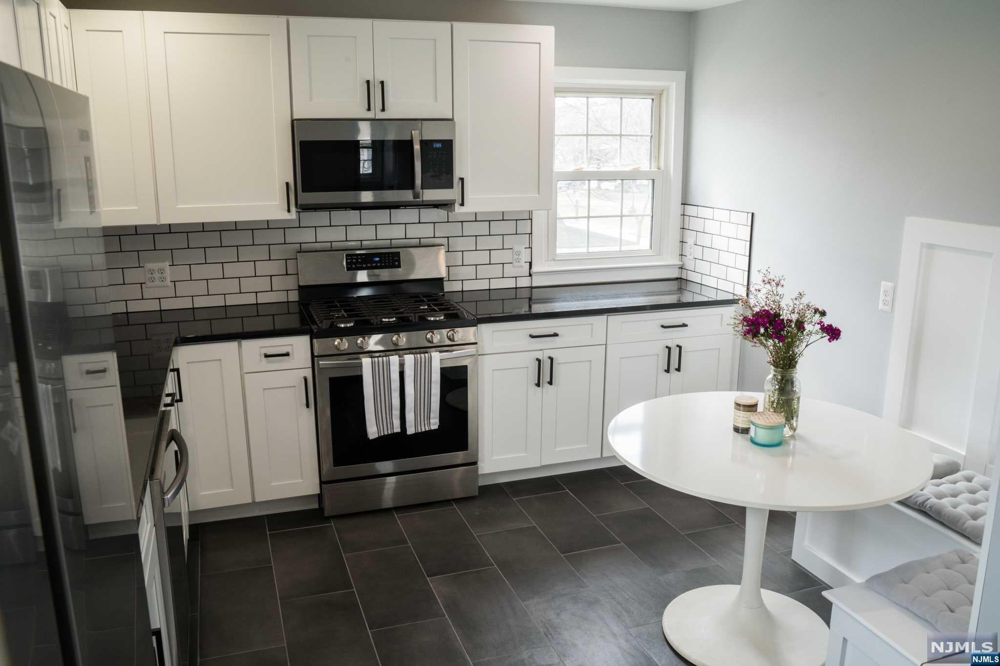 Hawthorne, New Jersey 07506, United States, 2 Bedrooms Bedrooms, ,1 BathroomBathrooms,Residential,Pending,27788