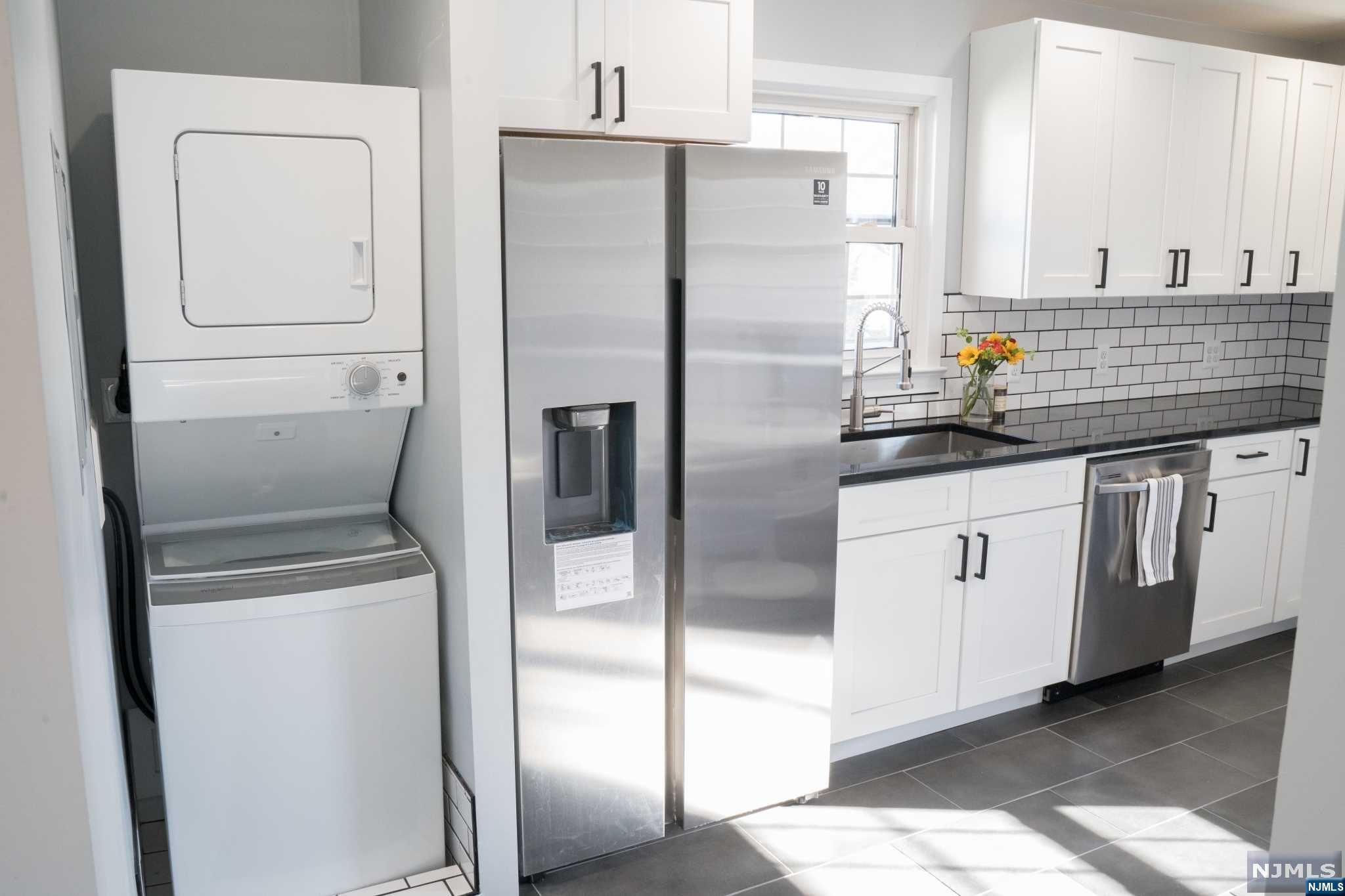 Hawthorne, New Jersey 07506, United States, 2 Bedrooms Bedrooms, ,1 BathroomBathrooms,Residential,Pending,27788