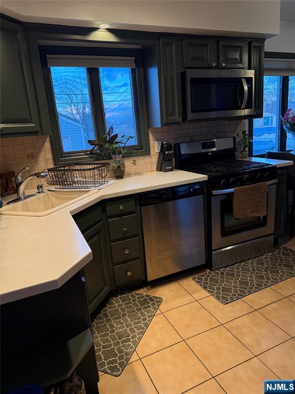 Main image without alt text