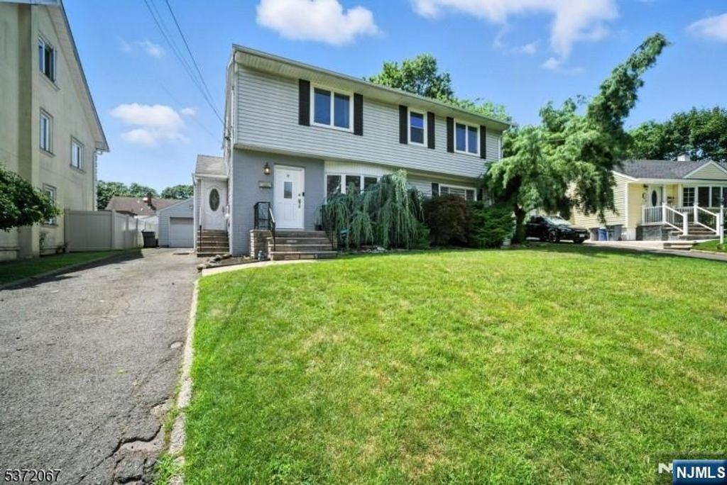 Photo of 36 Alyson Place, Bloomfield, NJ 07003 (MLS # 25026259)