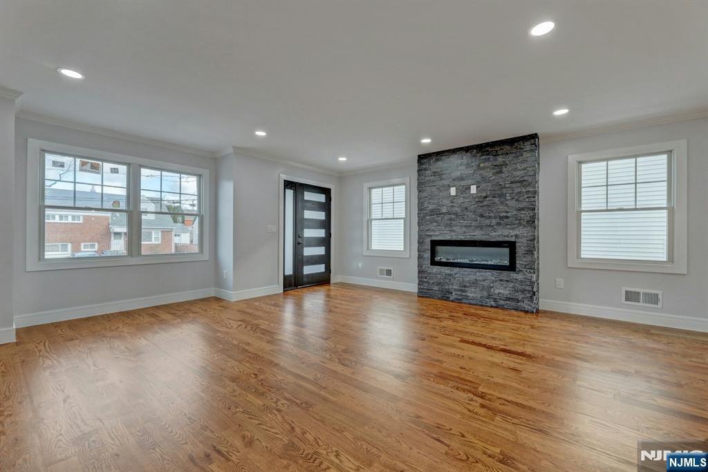 Lodi, New Jersey 07644, United States, 3 Bedrooms Bedrooms, ,3 BathroomsBathrooms,Residential,Pending,12695