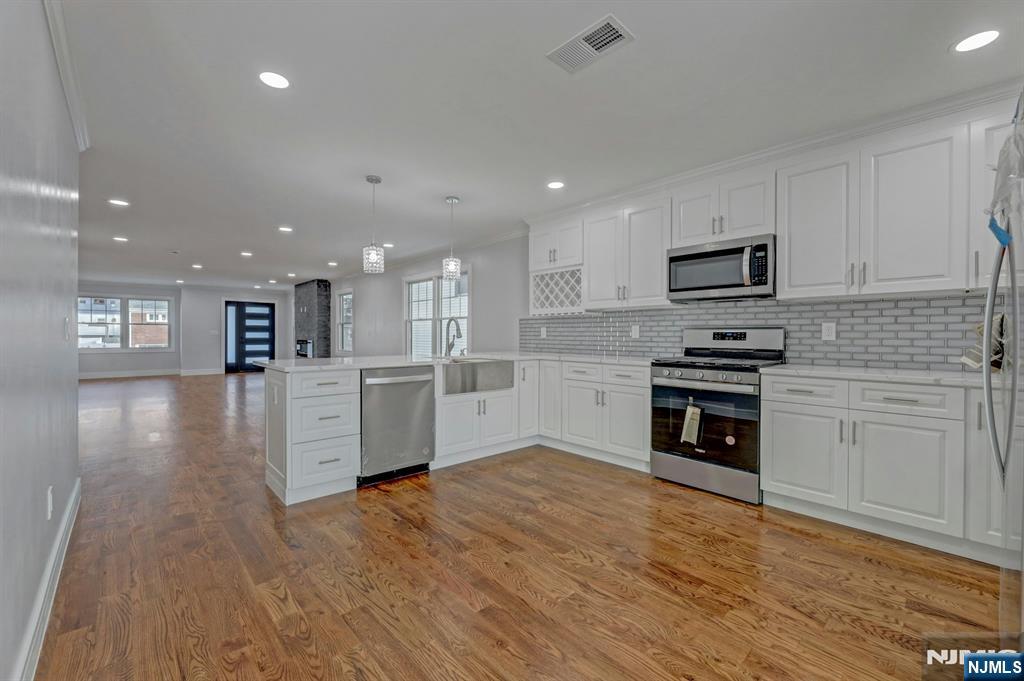 Lodi, New Jersey 07644, United States, 3 Bedrooms Bedrooms, ,3 BathroomsBathrooms,Residential,Pending,12695