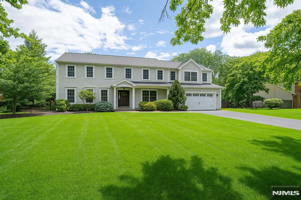 285 Dunham Place, Glen Rock, New Jersey - 4 Bedrooms  
3.5 Bathrooms  
14 Rooms - 