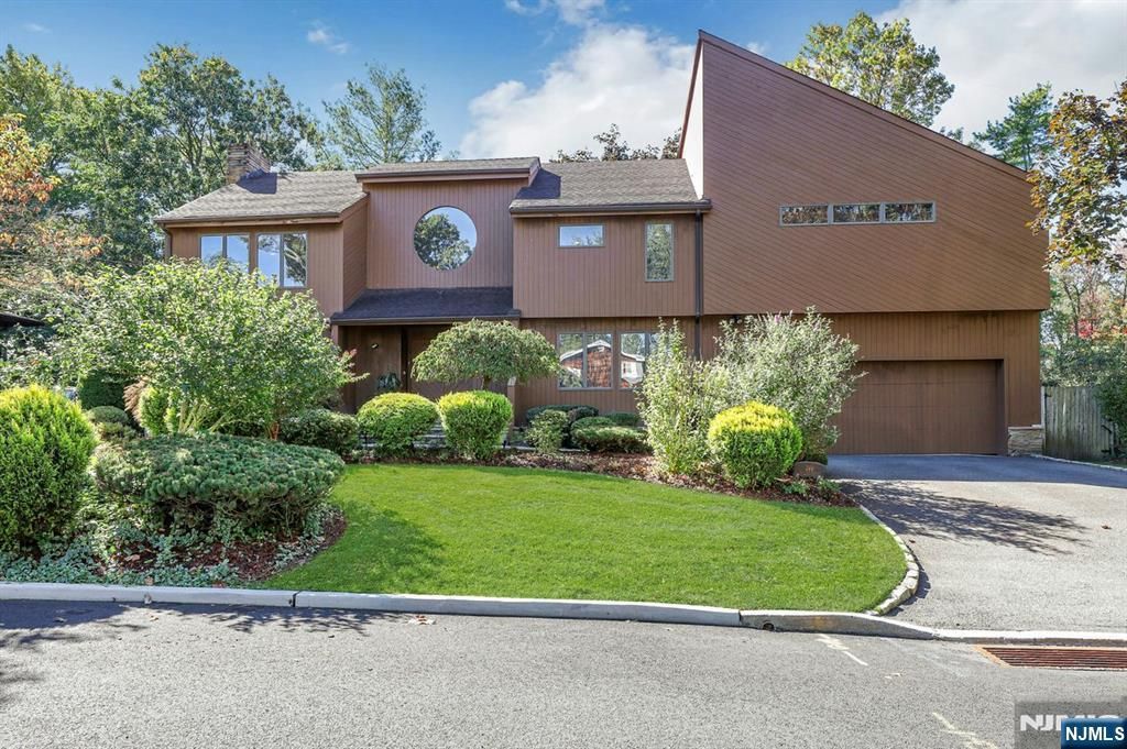Photo of 244 Fairview Avenue, Englewood Cliffs, NJ 07632 (MLS # 25031684)