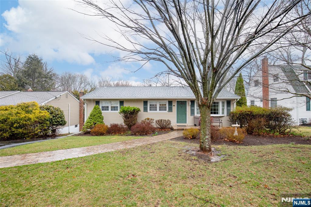 Property for Sale at 75 Pawnee Avenue, Oakland, New Jersey - Bedrooms: 3 
Bathrooms: 2 
Rooms: 7  - $550,000
