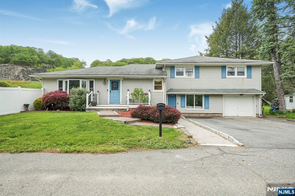 Photo of 22 Federal Hill Road, Pompton Lakes, NJ 07442 (MLS # 26018010)
