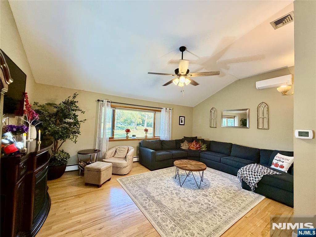 8 E Hillside Court