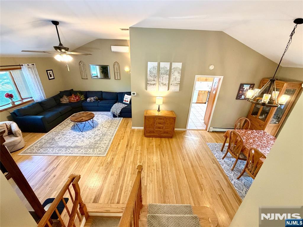 8 E Hillside Court