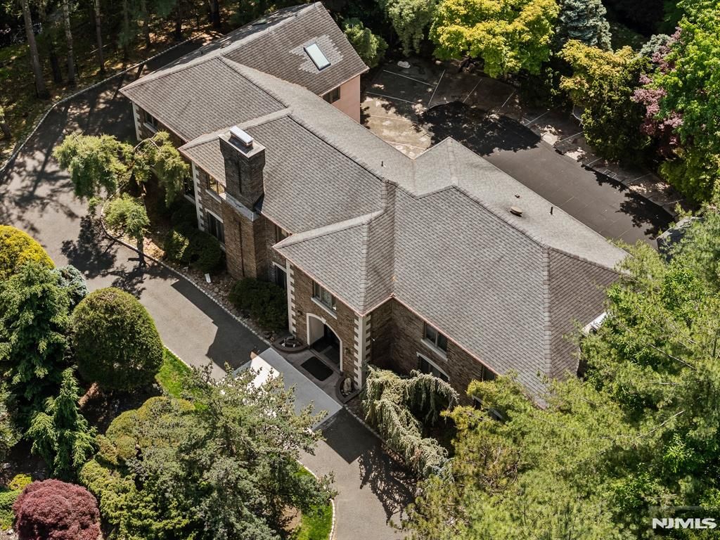 Photo of 708 Ashmont Road, Franklin Lakes, NJ 07417 (MLS # 26018747)