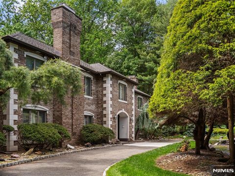 Photo of 708 Ashmont Road, Franklin Lakes, NJ 07417 (MLS # 26018747)