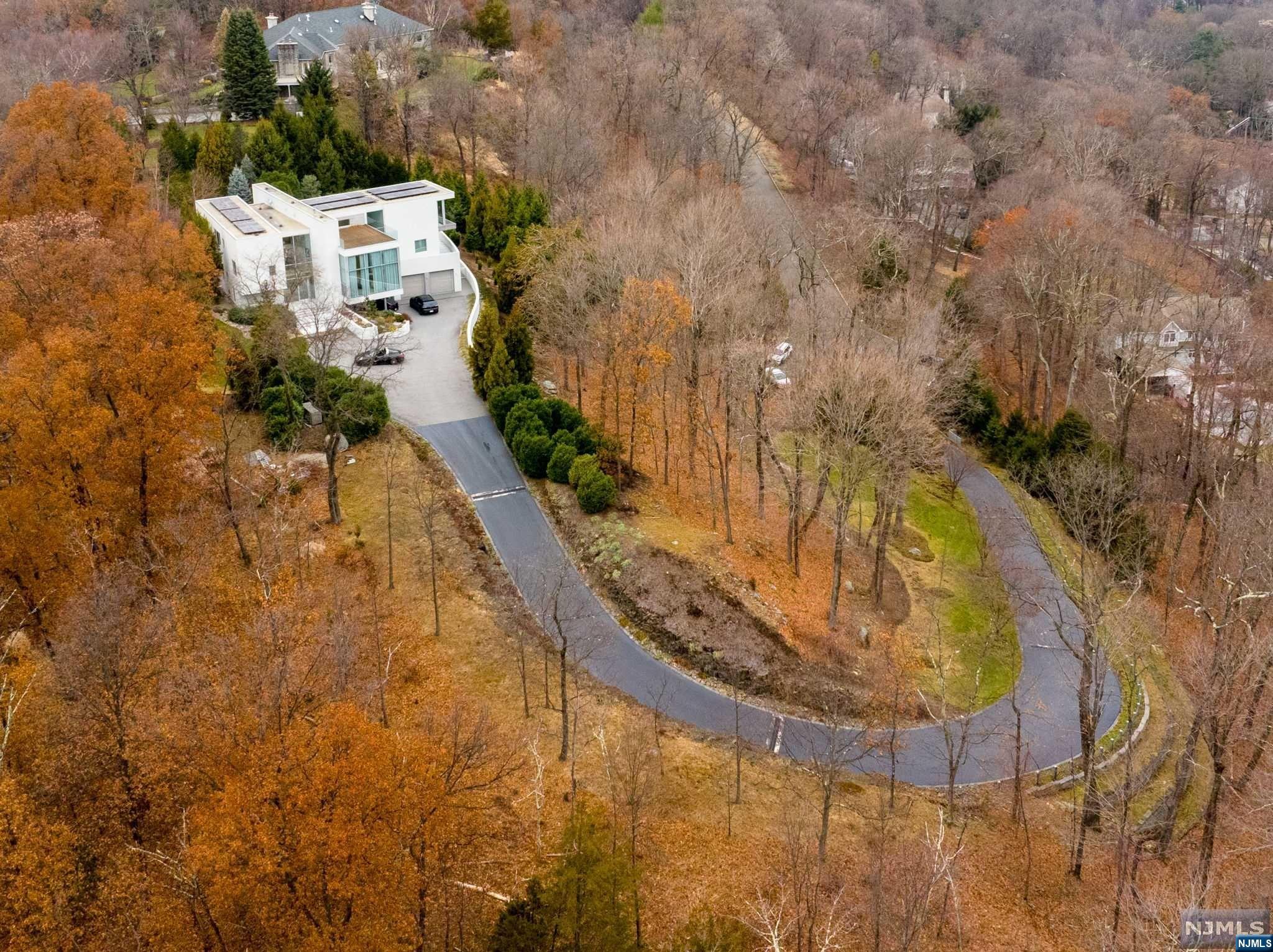 4 Penobscott Place, Franklin Lakes, New Jersey - 5 Bedrooms  
7 Bathrooms  
17 Rooms - 