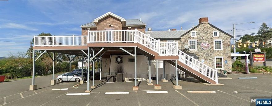 All showings must be before or after their business hours. Please do not go to the business directly. Liquor license included (if you cannot buy the license for $450,000, you can rent it for $1,500/month)