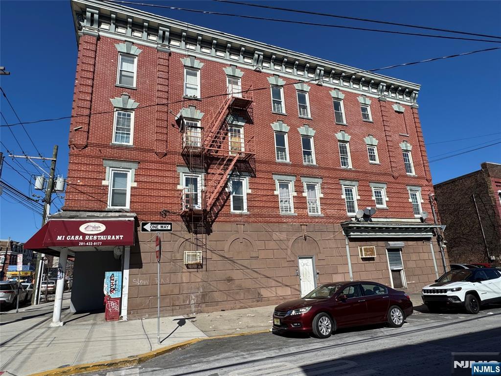 372 Communipaw Avenue 4, Jersey City, New Jersey - 2 Bedrooms  
1 Bathrooms - 