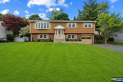 Photo of 230 Orchard Dr, Mahwah, NJ 07430 (MLS # 26018348)