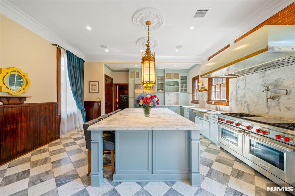 30 N Mountain Avenue