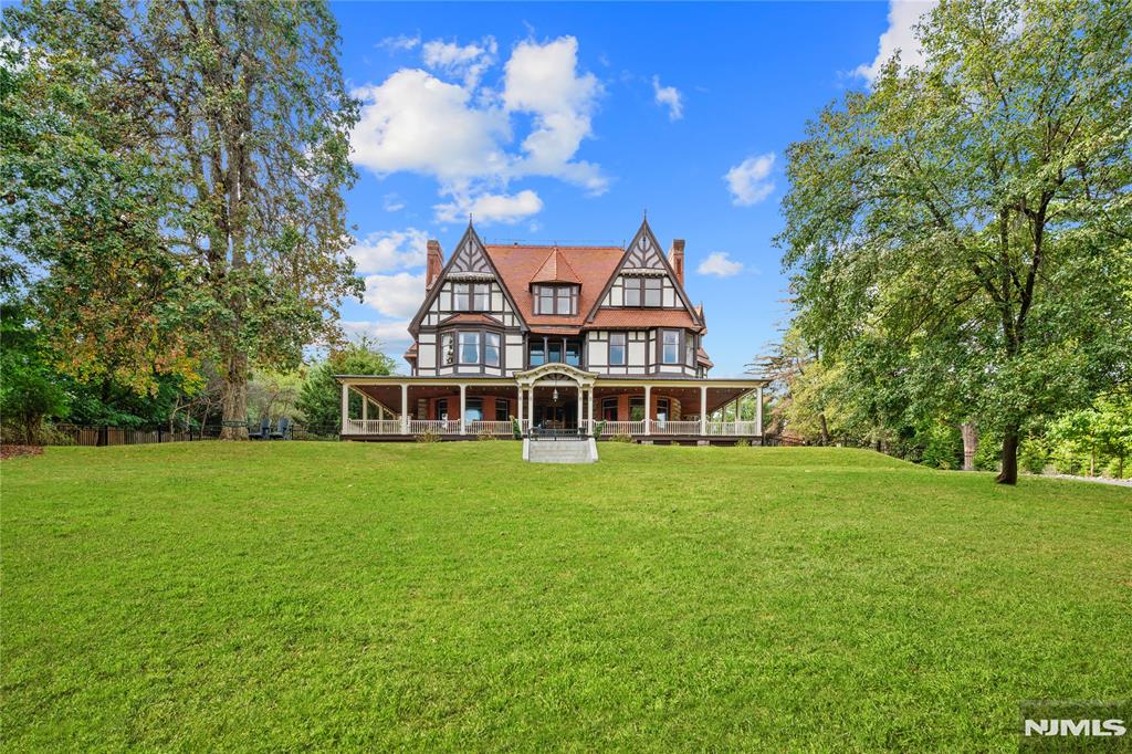 30 N Mountain Avenue
