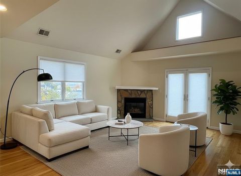 Photo of 662 Undercliff Ave #2nd floor, Edgewater, NJ 07020 (MLS # 25038793)