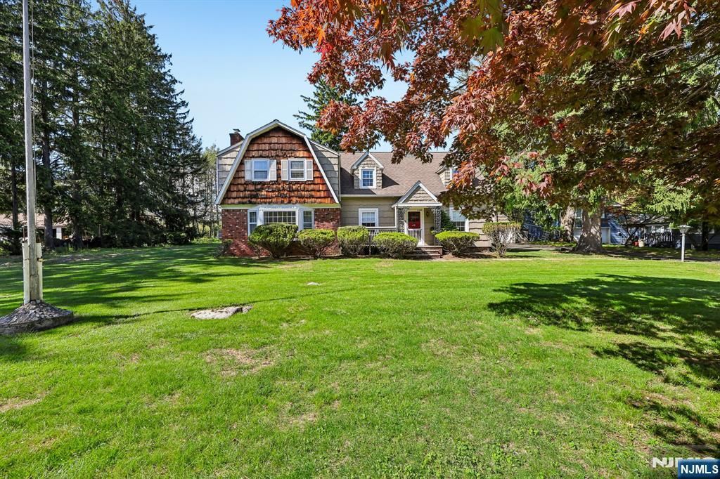 Photo of 37 Nilsen Avenue, Mahwah, NJ 07430 (MLS # 26015826)