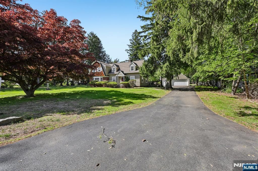 Photo of 37 Nilsen Avenue, Mahwah, NJ 07430 (MLS # 26015826)