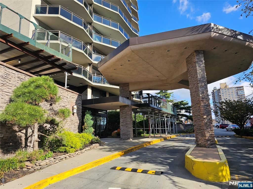 Photo of 2077 Center Avenue #17D, Fort Lee, NJ 07024 (MLS # 25037822)