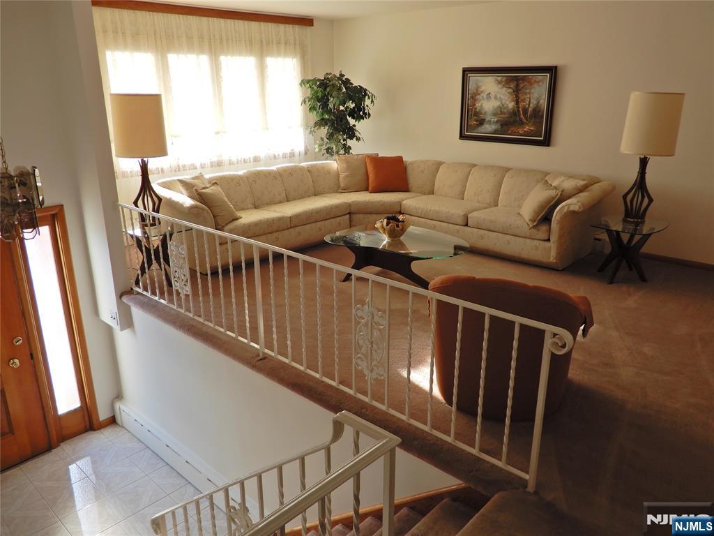 33 Mount Cedar Avenue