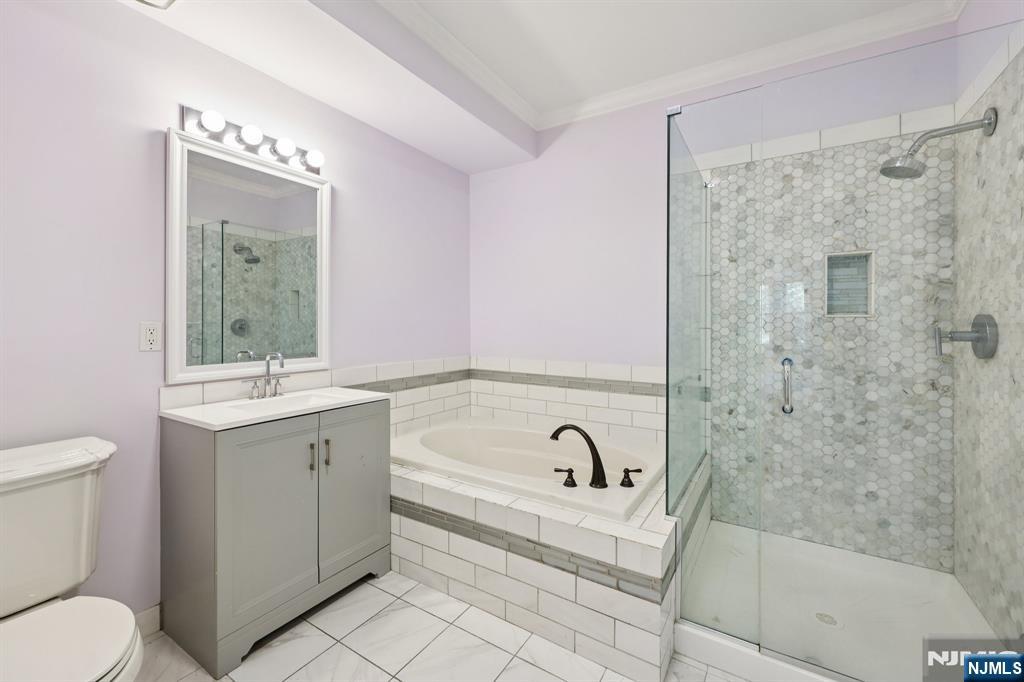 175 Rochelle Avenue 222
