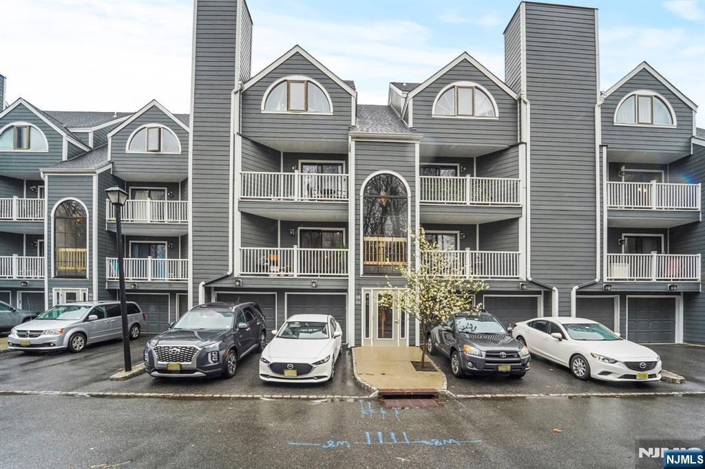 39 Triumph Ct A, East Rutherford, New Jersey - 2 Bedrooms  
2 Bathrooms  
5 Rooms - 