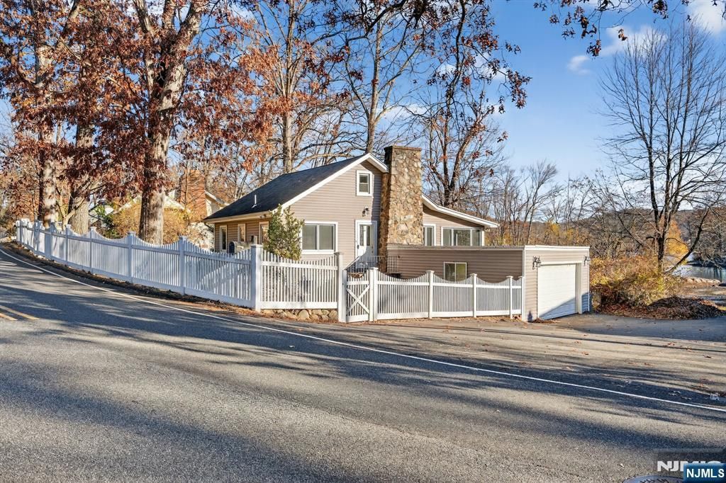 Photo of 83 Lakeview Avenue, Ringwood, NJ 07456 (MLS # 25040611)