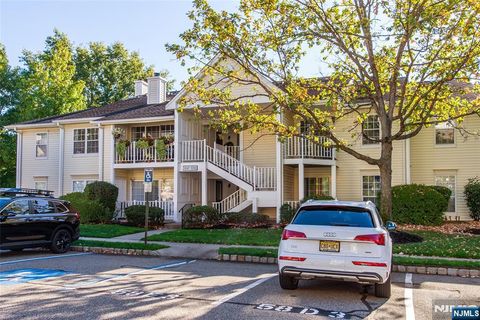 Photo of 1048 Ash Dr, Mahwah, NJ 07430 (MLS # 25036527)
