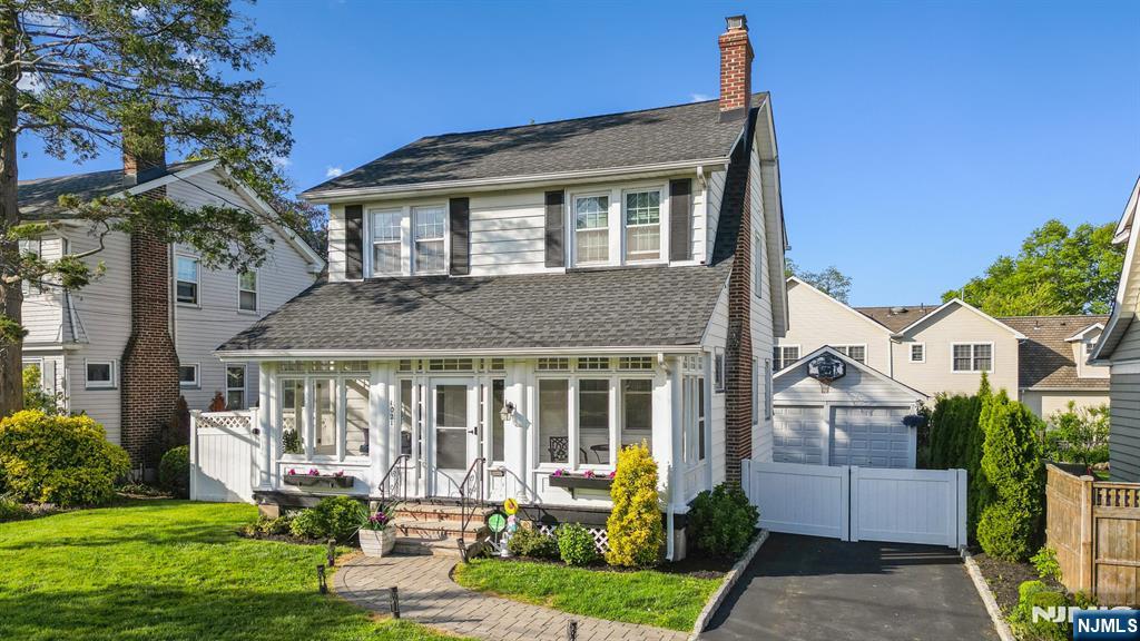 1021 Grandview Ave, Westfield, New Jersey - 3 Bedrooms  
2 Bathrooms  
7 Rooms - 