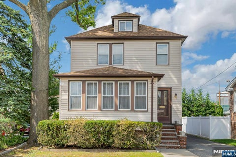 Photo of 527 Brandon Place, Cliffside Park, NJ 07010 (MLS # 26034686)