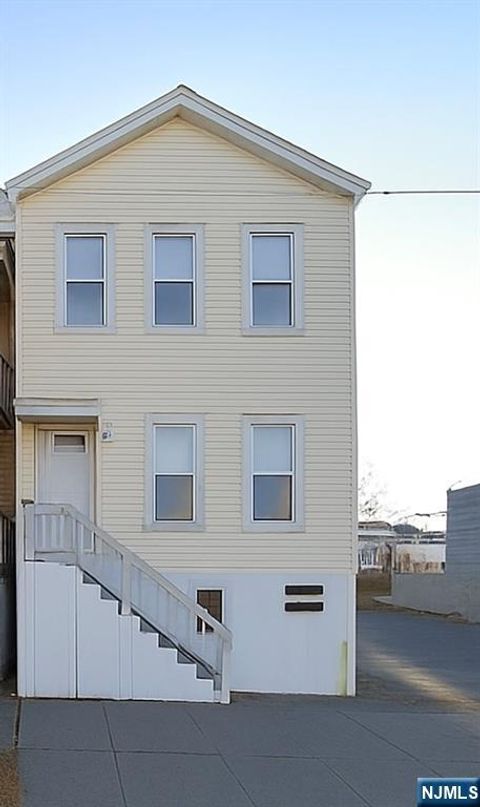 Photo of 292294 Union, Paterson, NJ 07502 (MLS # 25029580)