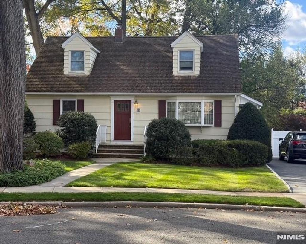 Photo of 24 Summit Avenue, Waldwick, NJ 07463 (MLS # 25041805)