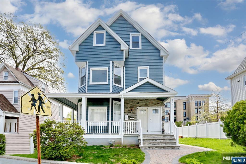 221 Broadway 2, Passaic, New Jersey - 6 Bedrooms  
2 Bathrooms  
9 Rooms - 