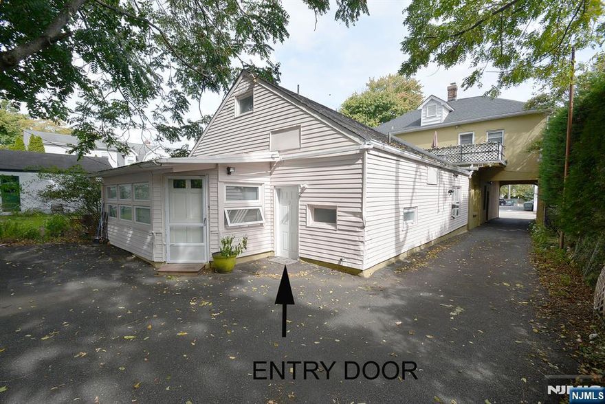 1 Bedroom apartment in the heart of town. Close to shopping, transportation, and restaurants.