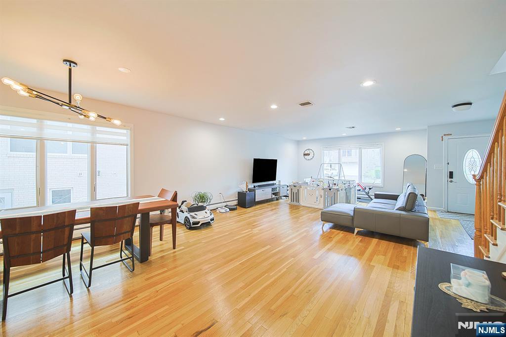 319B 7th Street