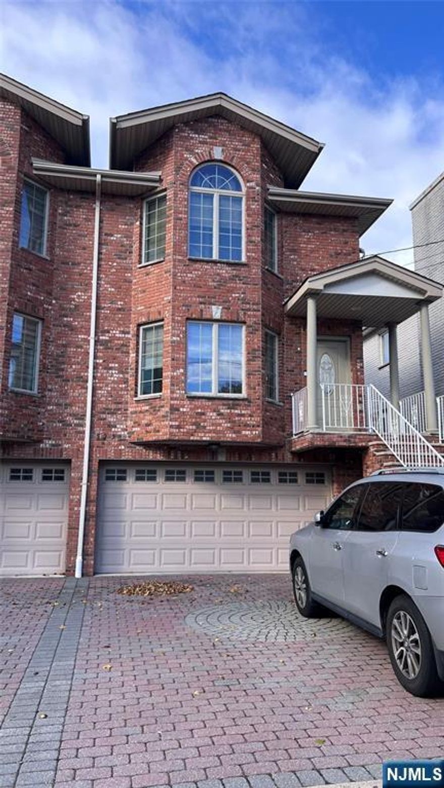 LOCATED IN SOUGHT-AFTER PRIME AREA, THIS SUN DRENCHED BRIGHT, SPACIOUS 3BR, 21/2 BTH, 2-CAR GARAGE DUPLEX OFFERS GREAT SPACE, HARDWOOD FLOORS THROUGHOUT, MODERN EAT-IN KITCHEN WITH GRANITE COUNTERS, STAINLESS APPLIANCES, DECK OFF THE KITCHEN, NEW C/A, ETC. ENJOY THE CONVENIENCES OF SHORT DISTANCE TO NYC TRANSPORTATION, SHOPPING, RESTAURANTS, HOUSE OF WORSHIP, ETC. NO PETS, NO SMOKING ALLOWED. CREDIT CHECK AND INTERVIEW REQUIRED.