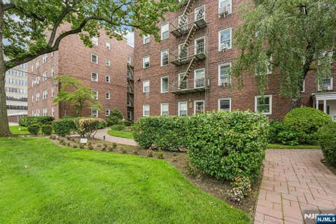 Photo of 326 Bridge PLZ #1-G, Fort Lee, NJ 07024 (MLS # 26029908)