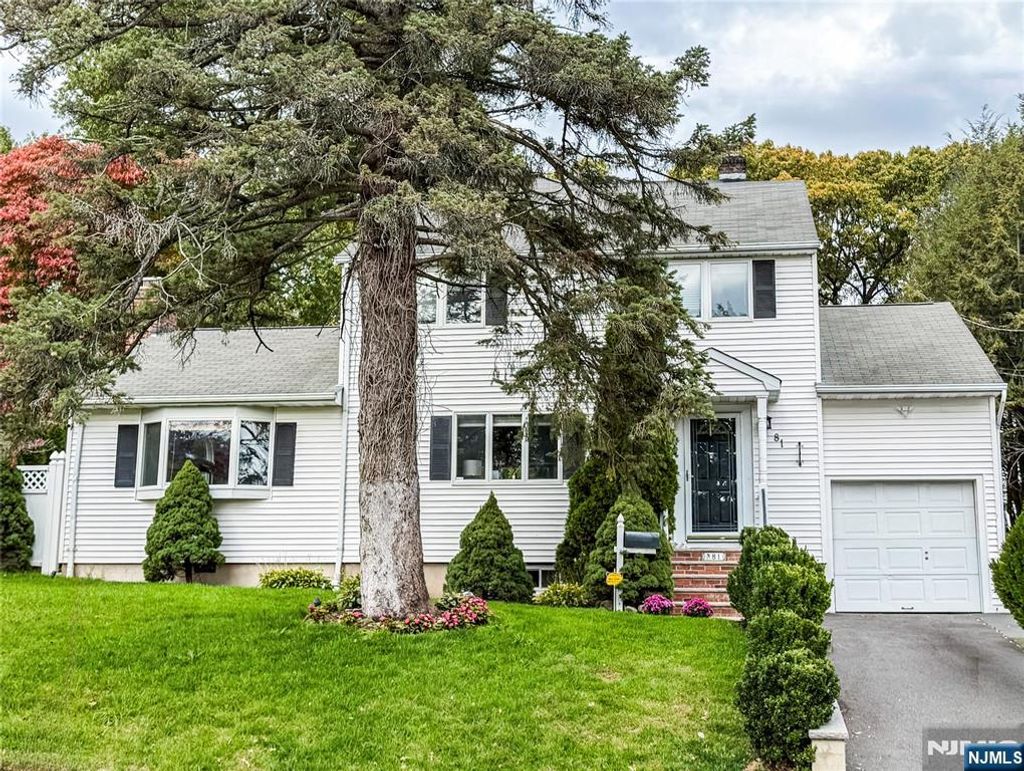 Photo of 81 Dora Avenue, Waldwick, NJ 07463 (MLS # 25036229)