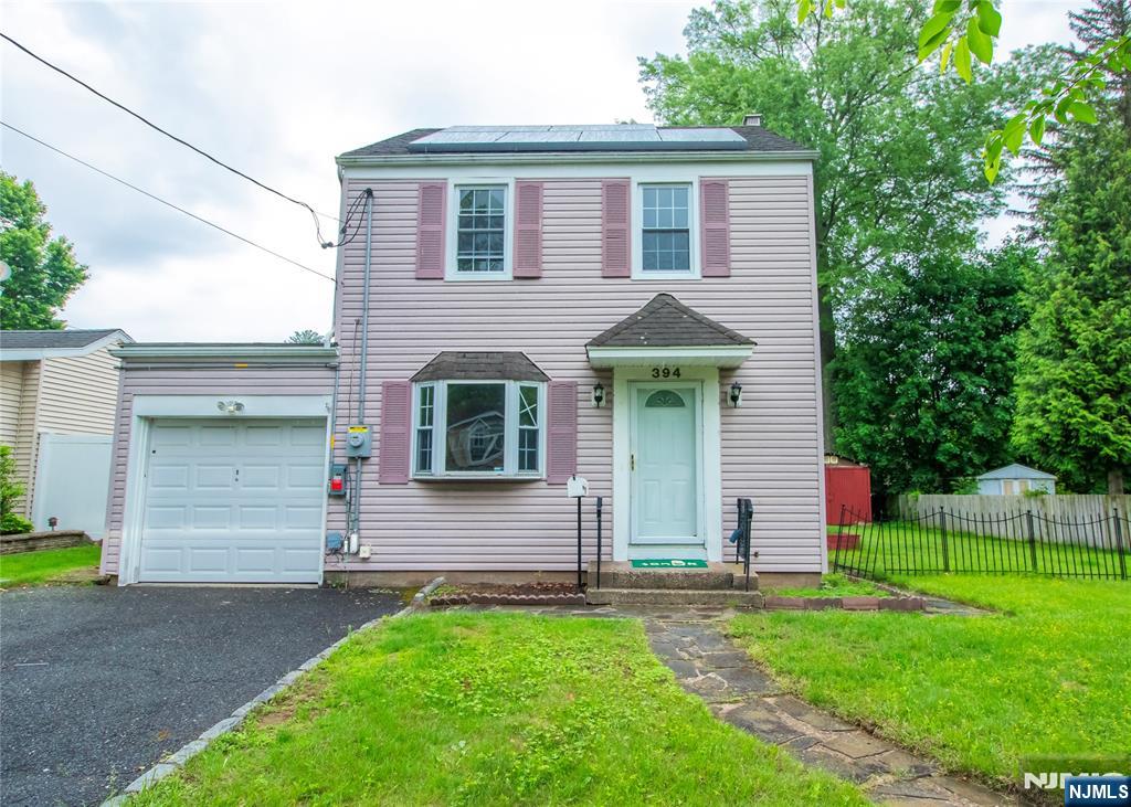 394 Spring Valley Rd, Paramus, New Jersey - 3 Bedrooms  
2 Bathrooms  
8 Rooms - 