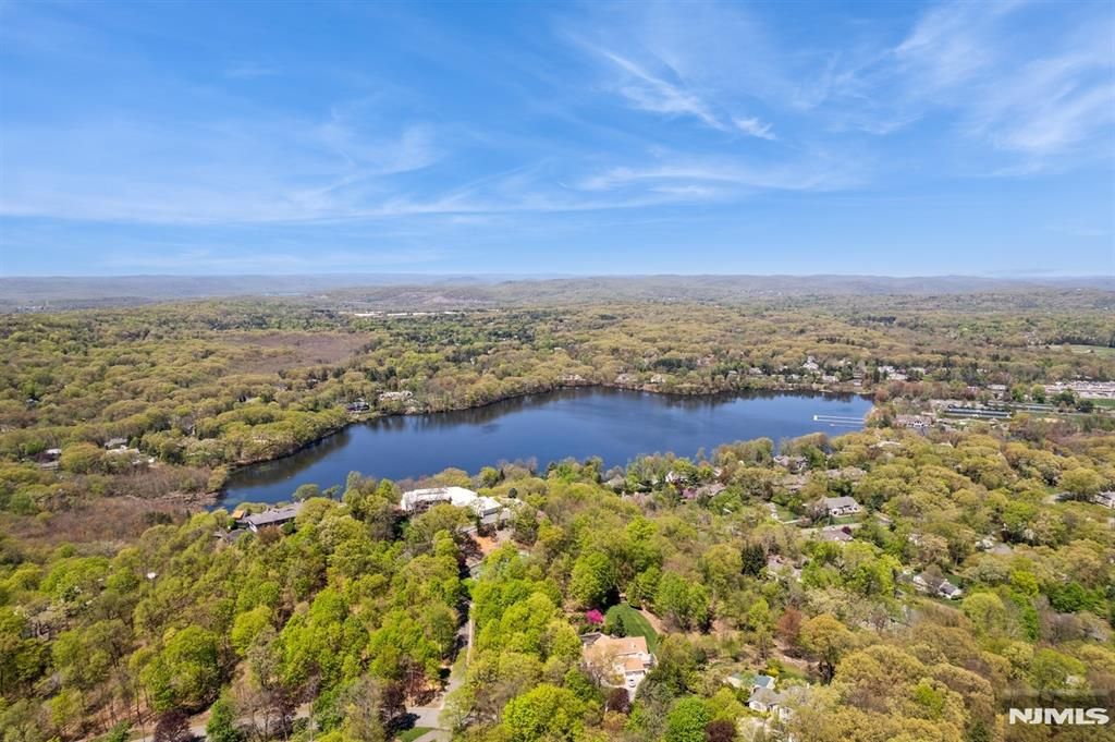Photo of 912 Cherokee Lane, Franklin Lakes, NJ 07417 (MLS # 25036569)