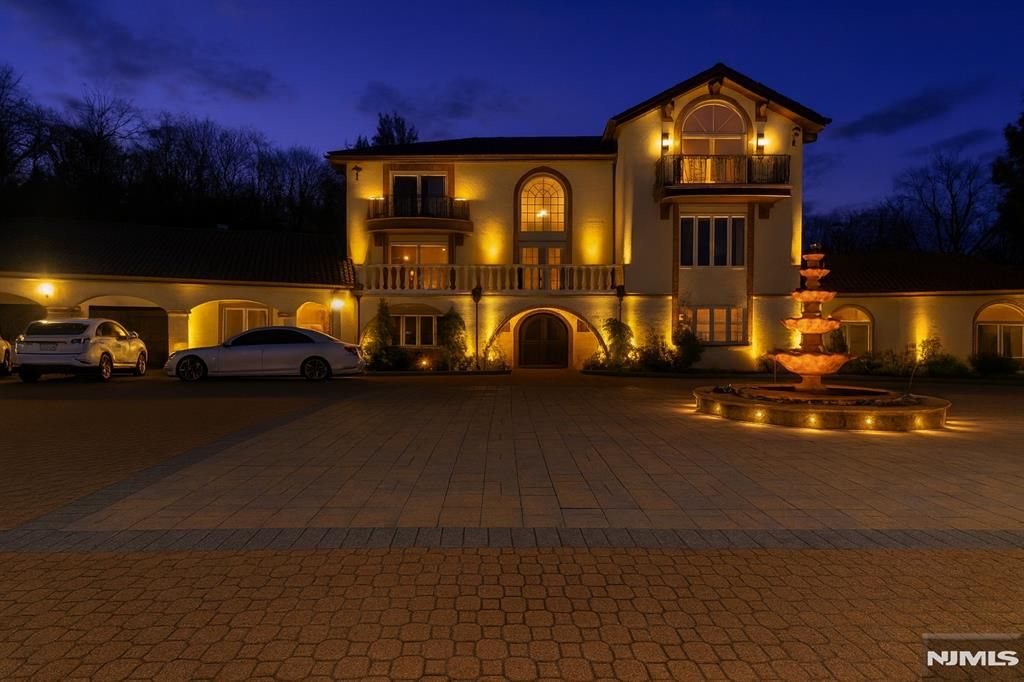 Photo of 912 Cherokee Lane, Franklin Lakes, NJ 07417 (MLS # 25036569)