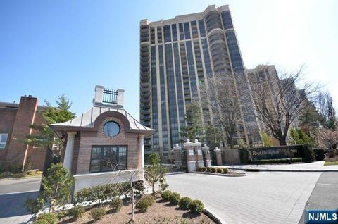 Photo of 900 Palisade Ave #8B, Fort Lee, NJ 07024 (MLS # 26002129)